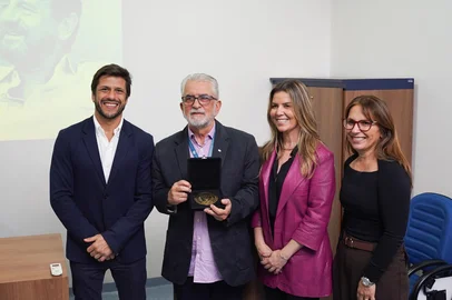 Mauricio Sirotsky Neto, membro do Conselho de Gestão;  Patrícia Fraga, CEO; e Mariana Silveira, diretora-geral de Gestão, Finanças e Pessoas, entregaram a Medalha Maurício Sirotsky Sobrinho para Associação Protetora do Complexo Hospitalar Astrogildo de Azevedo.<!-- NICAID(16382664) -->