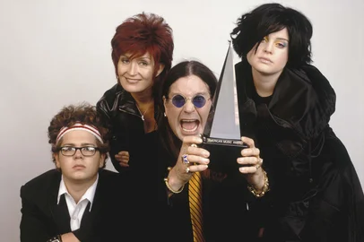 THE OSBOURNES TO HOST AMERICAN MUSIC AWARDS IN JANUARY 2003The First Family of Rock and Roll, the Osbournes,  have been selected to host the 30th annual American Music Awards, which will air live January 13, 2003 on the ABC television network from Los Angeles. Shown (L-R) in this undated publicity photograph, are: Jack, Sharon, Ozzy and Kelly Osbourne. NO SALES  REUTERS/Grove Pashley/ABC/Handout#PÁGINA:12#EDIÇÃO:2ªFD Fonte: Reuters Fotógrafo: HO<!-- NICAID(938624) -->