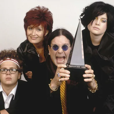THE OSBOURNES TO HOST AMERICAN MUSIC AWARDS IN JANUARY 2003The First Family of Rock and Roll, the Osbournes,  have been selected to host the 30th annual American Music Awards, which will air live January 13, 2003 on the ABC television network from Los Angeles. Shown (L-R) in this undated publicity photograph, are: Jack, Sharon, Ozzy and Kelly Osbourne. NO SALES  REUTERS/Grove Pashley/ABC/Handout#PÁGINA:12#EDIÇÃO:2ªFD Fonte: Reuters Fotógrafo: HO<!-- NICAID(938624) -->