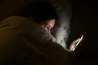 Canoas, RS, Brasil, 25-04-2025: A estudante de fisioterapia Sofia Petersen, 18 anos, usa o celular no quarto dela, no bairro Harmonia, em Canoas. Por vezes, esse comportamento pode deixar o sono desregulado, o que acaba afetando a rotina ao longo do dia. Pesquisa da Ufrgs aponta que jet lag social, um transtorno do sono, prejudica muitos jovens e adolescentes no Brasil. Foto: Mateus Bruxel / Agência RBS<!-- NICAID(16024249) -->