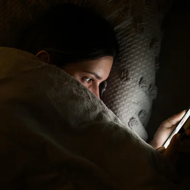 Canoas, RS, Brasil, 25-04-2025: A estudante de fisioterapia Sofia Petersen, 18 anos, usa o celular no quarto dela, no bairro Harmonia, em Canoas. Por vezes, esse comportamento pode deixar o sono desregulado, o que acaba afetando a rotina ao longo do dia. Pesquisa da Ufrgs aponta que jet lag social, um transtorno do sono, prejudica muitos jovens e adolescentes no Brasil. Foto: Mateus Bruxel / Agência RBS<!-- NICAID(16024249) -->