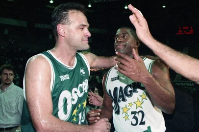 Zero Hora, 08/10/1997:"No confronto das estrelas, ontem à noite, no Ginásio Gigantinho, vantagem para os norte-americanos do Magic Johnson's Ali Stars. A equipe, liderada pelo ex-armador do Los Angeles Lakers Earvin Magic Johnson, derrotou a Oscar Schmidt's Ali Stars, comandada pelo brasileiro Oscar, do Bandeirantes, de São Paulo, por 102 a 99. Foi o terceiro jogo de uma série de cinco amistosos a serem realizados pelo país."-#ENVELOPE: 201086<!-- NICAID(16268489) -->