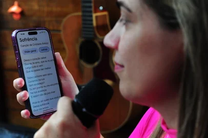 CAXIAS DO SUL, RS, BRASIL, 29/02/2024. Brasileiro e sofrência: uma relação que não cansa de dar certo. Letras que abordam o cotidiano e os sentimentos corriqueiros da vida ganham a preferência dos ouvintes e embalam gerações de amantes da música. Na foto, Juliano Maciel e Daniela Lea, músicos que interpretam sofrência. (Porthus Junior/Agência RBS)<!-- NICAID(15693086) -->