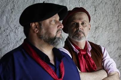 ELDORADO DO SUL, RS, BRASIL, 04-08-2025: Os músicos César Oliveira (D) e Rogério Melo participam do projeto "Música do Rio Grande", de GZH, e interpretam a canção "Hino ao Rio Grande". A dupla celebra 25 anos de carreira com o evento "A Maior das Gauchadas", com diversos shows, no dia 09 de agosto, em Guaíba. Foto: Mateus Bruxel/Agência RBSIndexador: MATEUS BRUXEL<!-- NICAID(16094606) -->