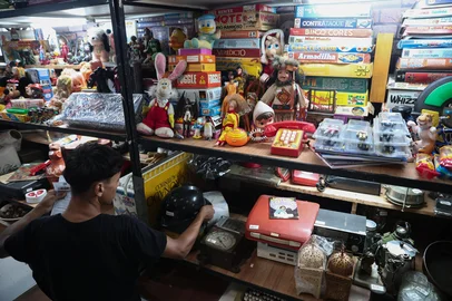 PORTO ALEGRE, RS, BRASIL, 09-02-2026: Loja do Cacareco trabalha com venda, leilão e locação de itens antigos e vintage raros e que marcaram época. Entre as peças, utencílios domésticos, rádios e tvs, veículos e brinquedos. Foto: Jonathan HEckler/Agência RBS<!-- NICAID(16221756) -->