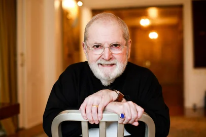 Jô Soares morre aos 84 anos em São PauloSP - JÔ SOARES/MORTE/ARQUIVO - VARIEDADES - Foto de arquivo de 22/11/2017 do apresentador, escritor, humorista e diretor Jô   Soares em seu apartamento, em Higienópolis, na zona oeste de São Paulo.  Jô Soares   morreu na madrugada desta sexta-feira, 5 de agosto de 2022. Ele estava internado   desde o dia 28 de julho no Hospital Sírio Libanês, em São Paulo. A informação foi   confirmada nas redes sociais pela ex-mulher de Jô Flavia Pedras Soares, que foi   casada com o apresentador durante 15 anos. A causa da morte não foi revelada.    22/11/2017 - Foto: TIAGO QUEIROZ/ESTADÃO CONTEÚDOEditoria: VARIEDADESLocal: SÃO PAULOIndexador: TIAGO QUEIROZFonte: ESTADAO CONTEUDOFotógrafo: ESTADÃO CONTEÚDO<!-- NICAID(15168300) -->