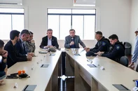 CAXIAS DO SUL, RS, BRASIL, 11/11/2025. A Prefeitura de Caxias do Sul, em parceria com a Secretaria da Segurança Pública do Rio Grande do Sul e a Brigada Militar, divulga relatórios e dados periódicos sobre a segurança pública. Da E/D, delegado Raone Nogueira, delegado Augusto Cavalheiro, tenente-coronel Márcio Borba Fernandes, secretário Paulo Roberto Rosa da Silva, Adiló, guarda municipal Cesar Leandro Soares (comandante GM) (Neimar De Cesero/Agência RBS)Indexador: Neimar De Cesero<!-- NICAID(16165097) -->