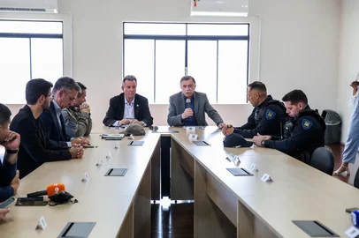 CAXIAS DO SUL, RS, BRASIL, 11/11/2025. A Prefeitura de Caxias do Sul, em parceria com a Secretaria da Segurança Pública do Rio Grande do Sul e a Brigada Militar, divulga relatórios e dados periódicos sobre a segurança pública. Da E/D, delegado Raone Nogueira, delegado Augusto Cavalheiro, tenente-coronel Márcio Borba Fernandes, secretário Paulo Roberto Rosa da Silva, Adiló, guarda municipal Cesar Leandro Soares (comandante GM) (Neimar De Cesero/Agência RBS)Indexador: Neimar De Cesero<!-- NICAID(16165097) -->