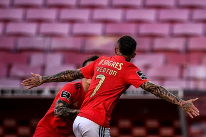Benfica's Brazilian forward Everton Soares celebrates his goal during the Portuguese League football match between SL Benfica and FC Porto at the Luz stadium in Lisbon on May 6, 2021. (Photo by PATRICIA DE MELO MOREIRA / AFP)Editoria: SPOLocal: PortoIndexador: PATRICIA DE MELO MOREIRASecao: soccerFonte: AFPFotógrafo: STR<!-- NICAID(14776478) -->