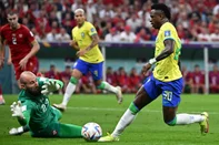 Brazil's forward #20 Vinicius Junior is marked by Serbia's goalkeeper #23 Vanja Milinkovic-Savic during the Qatar 2022 World Cup Group G football match between Brazil and Serbia at the Lusail Stadium in Lusail, north of Doha on November 24, 2022. (Photo by Anne-Christine POUJOULAT / AFP)Editoria: SPOLocal: DohaIndexador: ANNE-CHRISTINE POUJOULATSecao: soccerFonte: AFPFotógrafo: STF<!-- NICAID(15275456) -->