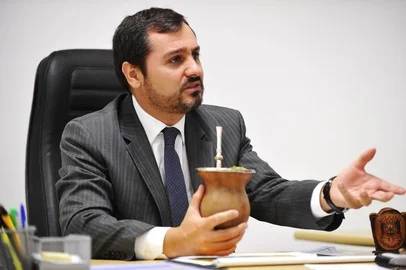 BRASÍLIA, DF, BRASIL, 09-10-2013: O Delegado da Polícia Federal e secretário  extraordinário de segurança para grandes eventos, Andrei Augusto Passos Rodrigues, durante entrevista em sua sala no prédio da Polícia Rodoviária Federal, em Brasília. Ele falou do Centro Integrado de Comando e Controle Nacional entre outros assuntos de segurança. Andrei é gaúcho e homem de confiança da presidente Dilma no comando do projeto de segurança para grandes eventos como Copa do Mundo e Olimpíadas. (Foto: Carlos Macedo/Agência RBS, POLÍTICA)