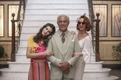 Marê (Camila Queiroz), Gilda (Mariana Ximenes) e Leonel (Paulo Gorgulho), amor perfeito<!-- NICAID(15384650) -->