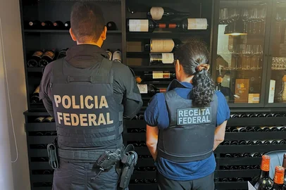 Polícia Federal / Divulgação Deflagrada na manhã desta quinta-feira (15) pela Polícia Federal, a Operação Sommelier cumpre mandados de busca e apreensão no Rio Grande do Sul e em São Paulo contra um grupo suspeito de descaminho de vinhos. A prática ocorre quando o produto é introduzido no Brasil sem o pagamento dos impostos de importação.<!-- NICAID(16204568) -->