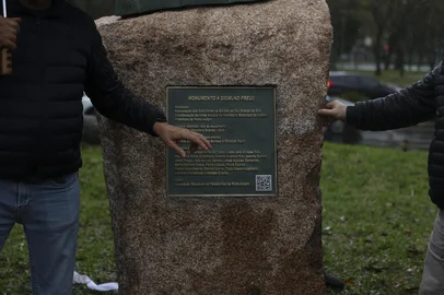 PORTO ALEGRE, RS, BRASIL, 23-08-2025: Inauguração da estátua em homenagem ao psicanalista Sigmund Freud no Parcão. Foto: Camila Hermes/Agencia RBS<!-- NICAID(16108261) -->