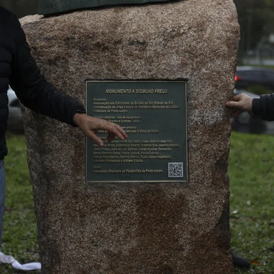 PORTO ALEGRE, RS, BRASIL, 23-08-2025: Inauguração da estátua em homenagem ao psicanalista Sigmund Freud no Parcão. Foto: Camila Hermes/Agencia RBS<!-- NICAID(16108261) -->