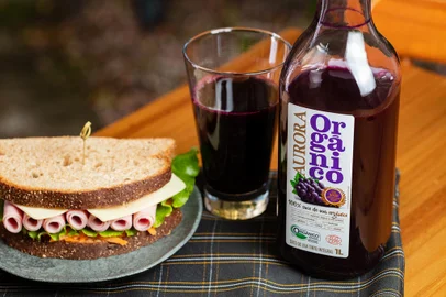 Primeiro suco de uva orgânico da Vinícola Aurora. <!-- NICAID(14882955) -->