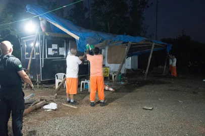 Barracas em frente à Penitenciária Estadual de Canoas (Pecan) sendo desmontadas. E também drones capturados.As barracas vendiam artigos ilícitos e propiciavam rede wi-fi aos apenados.<!-- NICAID(15924984) -->