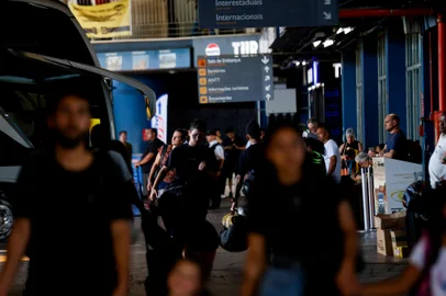 PORTO ALEGRE, RS, BRASIL, 20.12.2024: movimentação na rodoviária e proximidades nas vésperas do feriado de Natal. Foto: Camila Hermes/Agencia RBS<!-- NICAID(15940037) -->