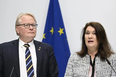 Sweden's Minister of Defense Peter Hultqvist (L) and Sweden's Minister of Foreign Affairs Ann Linde present a security policy analysis during a press conference in Stockholm, Sweden, on May 13, 2022. - Swedish membership in NATO would reduce the risk of conflict in northern Europe, a security policy review by parties in Sweden's parliament said on May 13, 2022, with the government expected to decide on whether to apply in the next few days. (Photo by Henrik MONTGOMERY / TT NEWS AGENCY / AFP) / Sweden OUT<!-- NICAID(15095093) -->