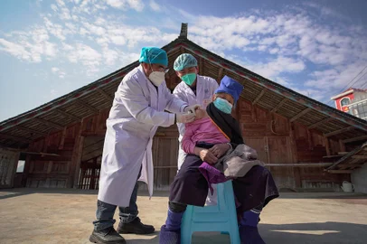 An elderly woman receives a Covid-19 vaccine in Danzhai, in China's southwestern Guizhou province province on December 21, 2022. (Photo by AFP) / China OUTEditoria: HTHLocal: DanzhaiIndexador: STRSecao: diseaseFonte: AFPFotógrafo: STR<!-- NICAID(15301601) -->