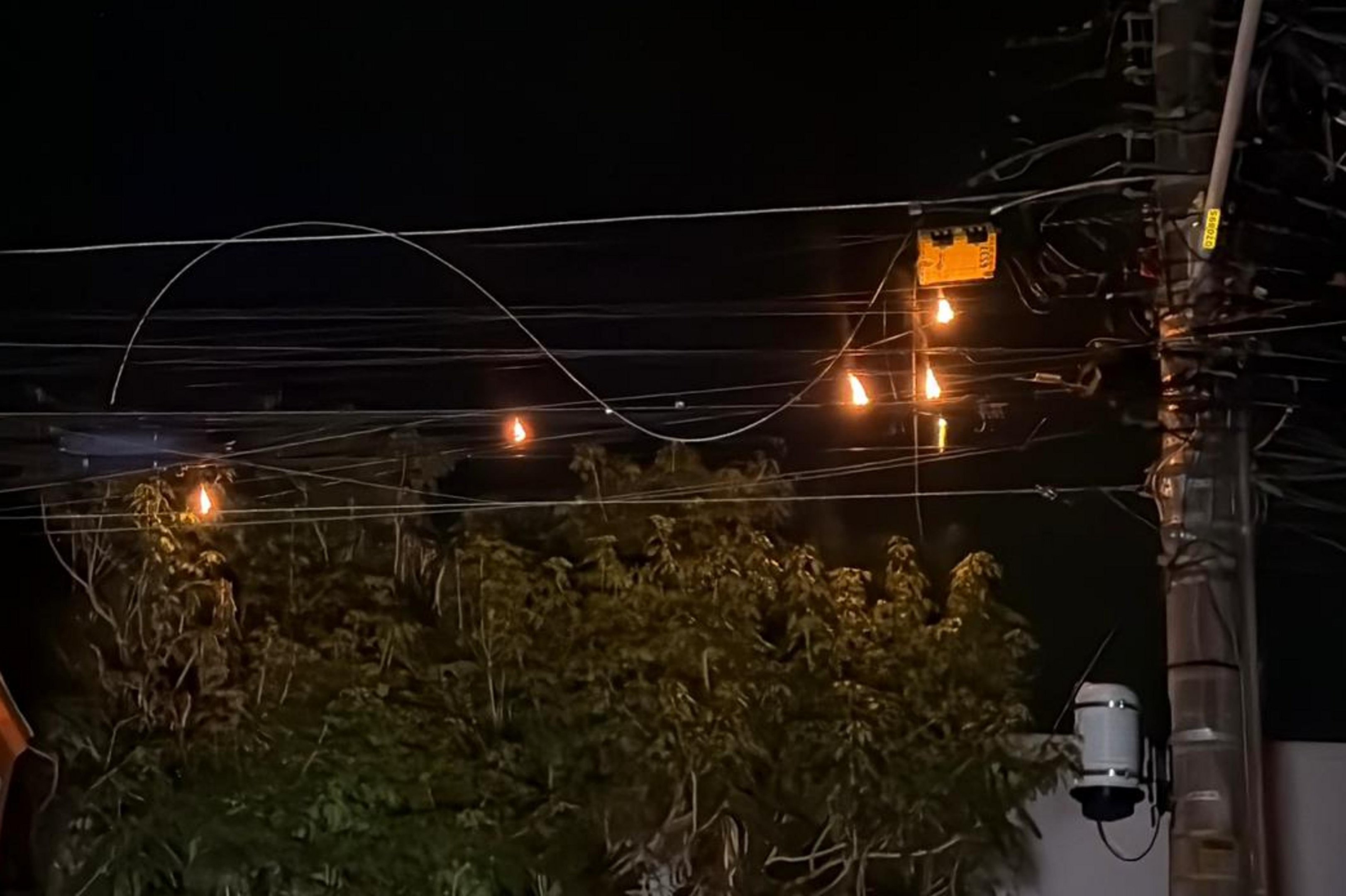 Fios pegam fogo em poste e deixam moradores sem energia no bairro Santana, em Porto Alegre