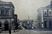 Cenário da Rua General Câmara antes da construção da Biblioteca Público do Estado, que ocupa terreno do sobrado à direita.<!-- NICAID(16260369) -->