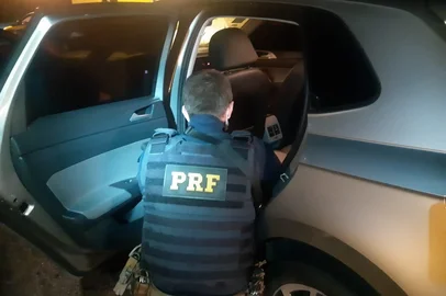 A Polícia Rodoviária Federal (PRF) prendeu nesta terça-feira (2) um detento do Presídio Regional de Pelotas que colocou papel alumínio na tornozeleira eletrônica para burlar o monitoramento. A ação contou com a participação do serviço de inteligência, que identificou o criminoso viajando.Na revista, foi verificado que a tornozeleira do criminoso estava coberta por papel alumínio para impedir o correto funcionamento. Ele viajava com uma mulher de 22 anos em um Volkswagen Polo com as placas de Canoas.