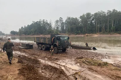 O Exército brasileiro deu início na manhã desta quinta-feira (16) à montagem de uma passarela provisória exclusiva para pedestres que vai ligar Candelária a Vera Cruz e Santa Cruz do Sul. A ligação entre as regiões está comprometida desde o dia 30 de abril, com a destruição da cabeceira da ponte da RS-287, sobre o rio Pardo. Dias depois, a comunidade de Candelária improvisou uma ponte de madeira para permitir a passagem a pé.<!-- NICAID(15765407) -->