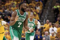 Boston Celtics v Indiana Pacers - Game FourINDIANAPOLIS, INDIANA - MAY 27: Jaylen Brown #7 of the Boston Celtics reacts during the fourth quarter in Game Four of the Eastern Conference Finals at Gainbridge Fieldhouse on May 27, 2024 in Indianapolis, Indiana. NOTE TO USER: User expressly acknowledges and agrees that, by downloading and or using this photograph, User is consenting to the terms and conditions of the Getty Images License Agreement.   Justin Casterline/Getty Images/AFP (Photo by Justin Casterline / GETTY IMAGES NORTH AMERICA / Getty Images via AFP)Editoria: SPOLocal: IndianapolisIndexador: JUSTIN CASTERLINESecao: basketballFonte: GETTY IMAGES NORTH AMERICAFotógrafo: CONTRIBUTOR<!-- NICAID(15780464) -->