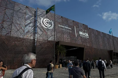 Attendees walk in front of the main entrance to the COP30 UN Climate Change Conference in Belem, Para State, Brazil on November 10, 2025. The COP30 runs from November 10 to 21, and the 50,000 participants will feel the heavy, humid air of the Amazon rainforest, and face the daunting task of keeping global climate cooperation from collapsing.. (Photo by MAURO PIMENTEL / AFP)Editoria: WEALocal: BelémIndexador: MAURO PIMENTELSecao: diplomacyFonte: AFPFotógrafo: STF<!-- NICAID(16164119) -->