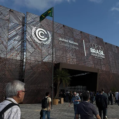 Attendees walk in front of the main entrance to the COP30 UN Climate Change Conference in Belem, Para State, Brazil on November 10, 2025. The COP30 runs from November 10 to 21, and the 50,000 participants will feel the heavy, humid air of the Amazon rainforest, and face the daunting task of keeping global climate cooperation from collapsing.. (Photo by MAURO PIMENTEL / AFP)Editoria: WEALocal: BelémIndexador: MAURO PIMENTELSecao: diplomacyFonte: AFPFotógrafo: STF<!-- NICAID(16164119) -->