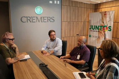 Jornalista do Cremers, Viviane Schwäger; presidente do Cremers, Eduardo Neubarth Trindade; presidente da ARI, José Nunes; superintendente da ARI, Thamara de Costa Pereira.