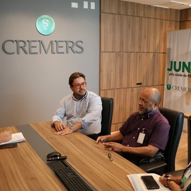 Jornalista do Cremers, Viviane Schwäger; presidente do Cremers, Eduardo Neubarth Trindade; presidente da ARI, José Nunes; superintendente da ARI, Thamara de Costa Pereira.
