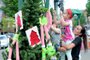 O espírito de união marcou a abertura do 36° Sonho de Natal de Canela, que ocorreu nesta sexta-feira (27). Com caráter comunitário, o evento reuniu representantes de empresas, escolas e entidades de todas as faixas etárias na decoração das Árvores do Sonho. Em parceria com a Associação Comercial e Industrial de Canela (ACIC), a Secretaria Municipal de Turismo e Cultura disponibilizou 70 árvores natalinas para que a comunidade colocasse os enfeites.<!-- NICAID(15581810) -->