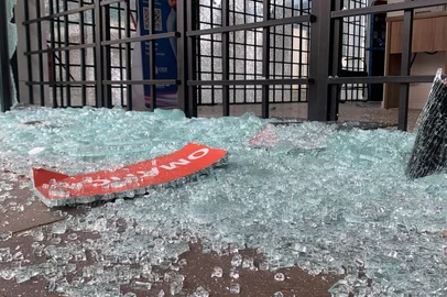 Uma agência da CEEE Equatorial foi alvo de vandalismo na madrugada desta quinta-feira (25) na zona norte de Porto Alegre. O ataque ocorreu na unidade localizada na Avenida Assis Brasil, no bairro Passo D’Areia.<!-- NICAID(16193363) -->