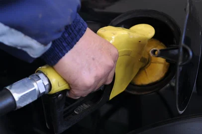 CAXIAS DO SUL, RS, BRASIL, 07/04/2020 - Gasolina mais barata custa R$ 4.16, no posto da Luis Michielon com BR 116. (Marcelo Casagrande/Agência RBS)<!-- NICAID(14471561) -->