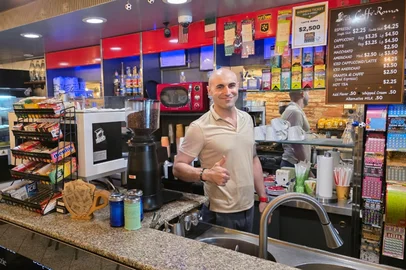 Michael Lobo, 40 anos, é proprietário de uma cafeteria em East Rutherford, situada a três quilômetros do Met Life, o principal estádio do Mundial de Clubes. Porém, ele não sabia da existência da competição.<!-- NICAID(16061502) -->