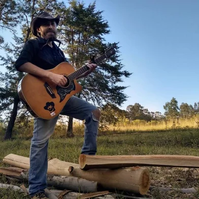 Músico Charles Busker, que se apresentava na Praça da Alfândega, mudou-se com a família para o interior de Canguçu no começo da pandemia.<!-- NICAID(14746403) -->