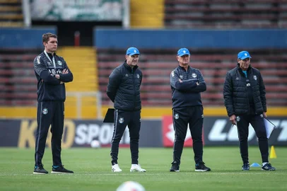 RS - FUTEBOL/TREINO GREMIO - ESPORTES - Jogadores do Gremio realizam treino durante a tarde desta quinta-feira, no estádio Olímpico Atahualpa, em Quito, na preparação para a partida contra a LDU, pela Copa Sul-americana 2021. FOTO: LUCAS UEBEL/GREMIO FBPAComissão técnica do Grêmio: Thiago Gomes, Paulo Turra, Felipão e Carlos Pracidelli
