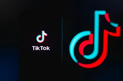 nikkimeel / stock.adobe.com Tiktok logo on the smartphone screen. Rostov-on-Don, Russia. 29 March 2020Fonte: 388281154<!-- NICAID(16185747) -->