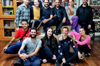 "Della Vita" será apresentado neste sábado (7), a partir das 19h30min, no Centro de Eventos Mario Bianchi (pavilhões da Fenakiwi), em Farroupilha.De baixo para cima, da esquerda para a direita:Assaury Hiroshi , Janio Nunes, Érika de Oliveira, Paula Giusto, Jeny Bonho, Videl Zuccoloto, Teti Tedesco, Fábio Cuelli, Celso Santos, Cristina Lisot, Edu Seggabi, Maria Lilith, Akácio Camargo, Dâmaris Gianni e Cibele Tedesco.<!-- NICAID(15395147) -->