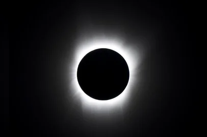 Imagem que ilustra a ocorrência de um eclipse solar híbrido<!-- NICAID(15406824) -->