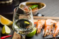 glass of white table wine with a variety of snacks. Dry white wine in the glass.Indexador: Vasiliy Deineka (c)Fonte: 397564079<!-- NICAID(16204781) -->