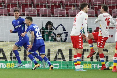 Leverkusen's Italian forward Lucas Alario (L) celebrates with teammate Leverkusen's Chilean midfielder Charles Aranguiz after scoring the 2-1 goal during the German first division Bundesliga football match between Mainz 05 and Bayer 04 Leverkusen in Mainz, western Germany on February 18, 2022. (Photo by Daniel ROLAND / AFP) / DFL REGULATIONS PROHIBIT ANY USE OF PHOTOGRAPHS AS IMAGE SEQUENCES AND/OR QUASI-VIDEOEditoria: SPOLocal: MainzIndexador: DANIEL ROLANDSecao: soccerFonte: AFPFotógrafo: STR<!-- NICAID(15633266) -->