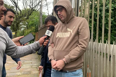 Polícia Civil prendeu na manhã desta sexta-feira (3) um ex-funcionário suspeito de desviar mais de R$ 35 milhões da CEEE Equatorial. Segundo a investigação, o homem ocupava o cargo de engenheiro e foi contratado em 2023. Ele teria pedido demissão há um mês.<!-- NICAID(16138365) -->