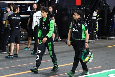 Kick Sauber's Brazilian driver Gabriel Bortoleto (L) walks in the pit during the qualifying round for the 2025 Saudi Arabia Formula One Grand Prix at the Jeddah Corniche Circuit on April 19, 2025. (Photo by THAIER AL-SUDANI / POOL / AFP)<!-- NICAID(16020309) -->