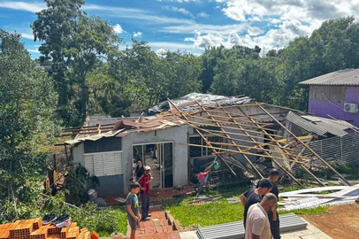 Imagem da casa destruída em Palmeira das Missões após temporal.<!-- NICAID(16229675) -->
