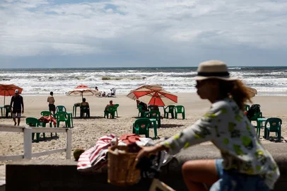 Duda Fortes / Agencia RBS IMBÉ, RS, BRASIL, 21/01/2026: Após chuva no início da manhã, sol volta a aparecer no litoral Norte. Vento persiste, e máxima chega aos 23°C. Fotos: Duda Fortes/Agencia RBS<!-- NICAID(16208159) -->