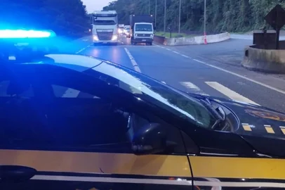 PRF Paraná / Divulgação A Autopista Litoral Sul foi acionada por volta das 04h46 desta quarta-feira (12), para atender uma ocorrência no km 667, sentido Sul da BR-376, em Guaratuba.O acidente envolveu um engavetamento entre duas carretas e uma van. Ainda sem informações sobre vítimas.A rodovia está totalmente interditada. As equipes da concessionária, Corpo de Bombeiros e PRF atuam no local para liberação em condições de segurança aos usuários.<!-- NICAID(16165543) -->