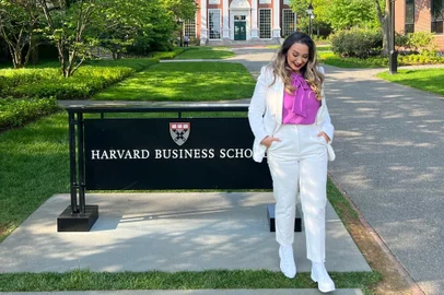 Andréia Ferreira, especialista em micropigmentação, que ingressou na Universidade de Harvard, nos Estados Unidos, para participar de uma conferência internacional de beleza e negócios<!-- NICAID(15458456) -->